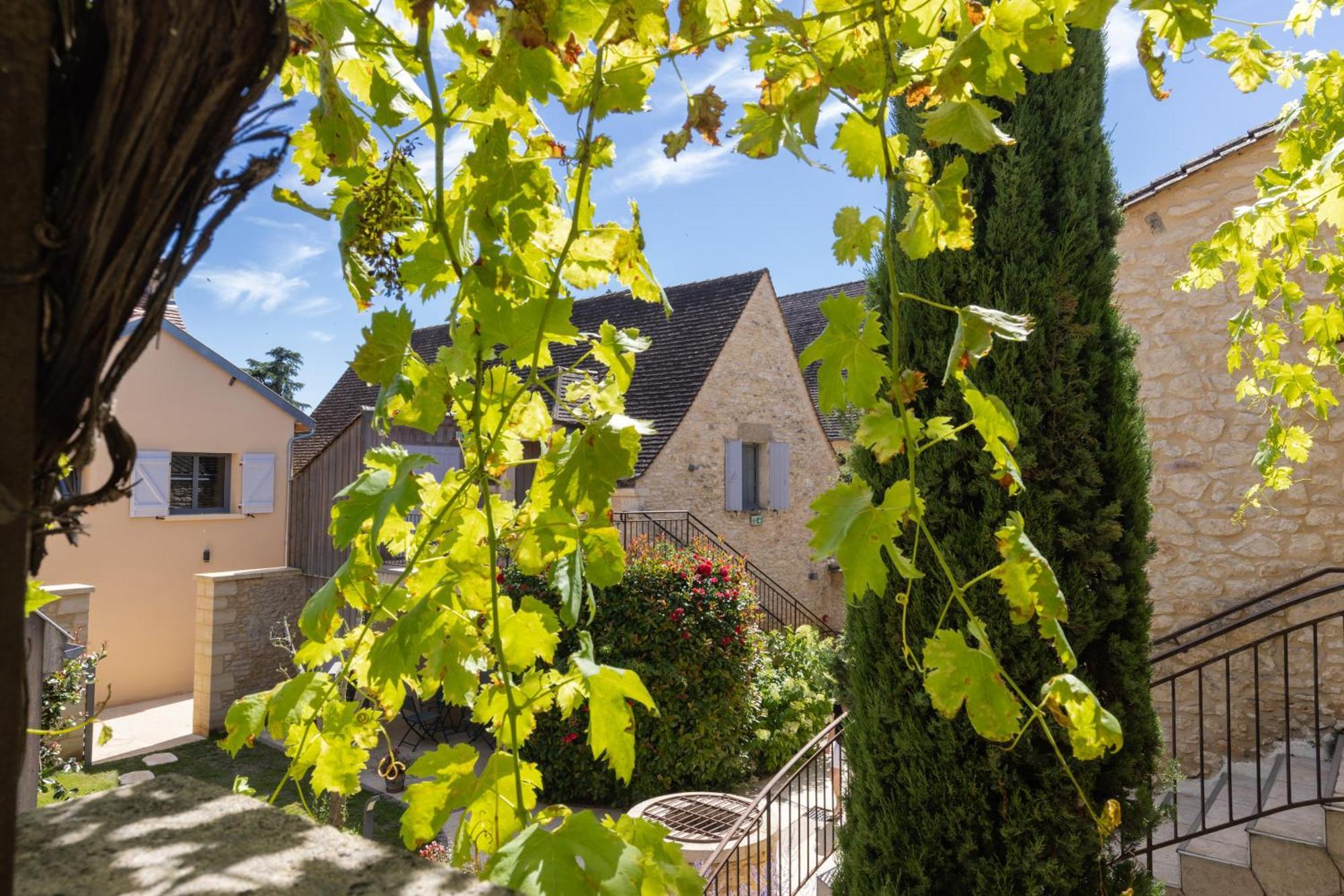 Logis Hotel Archambeau Thonac Exterior photo