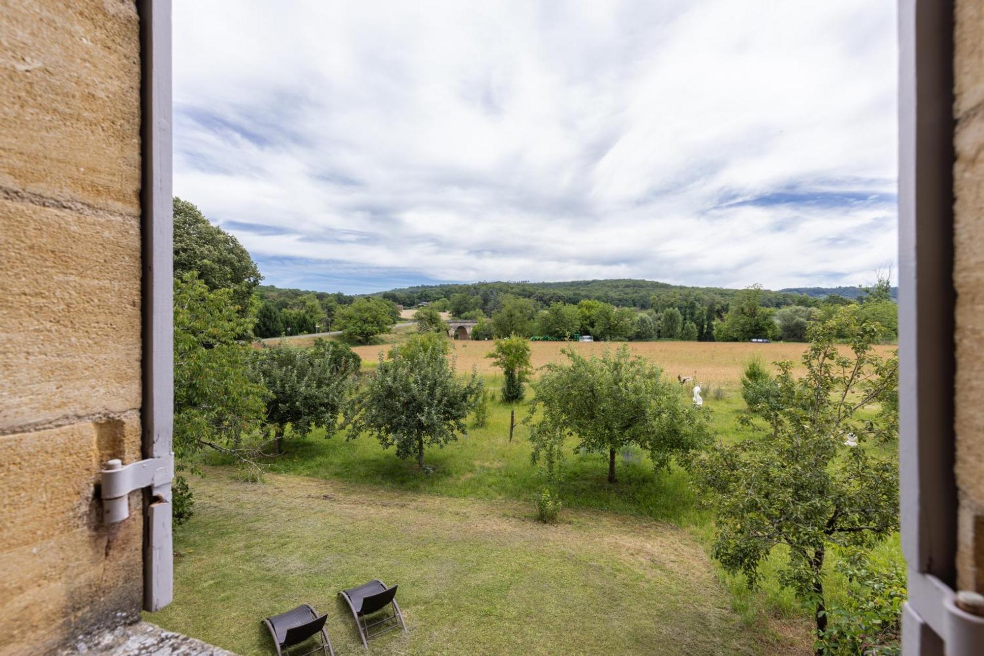 Logis Hotel Archambeau Thonac Exterior photo